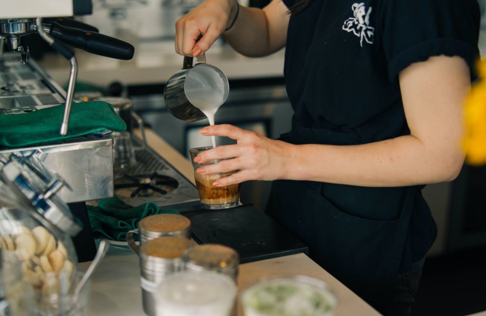 Qué es y cómo hacer un café con leche