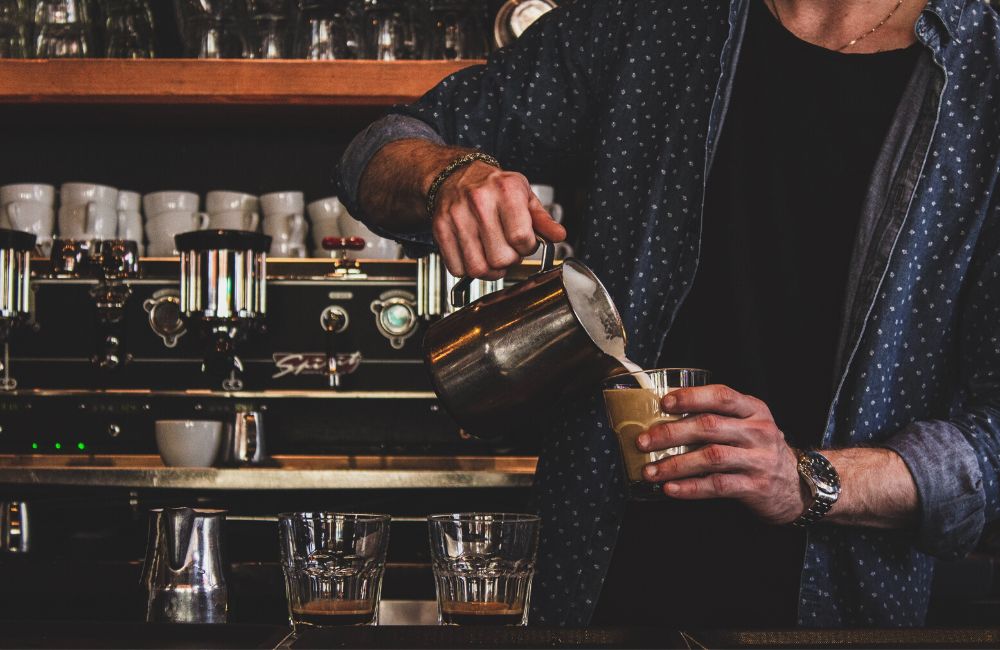 Qué es y cómo hacer un café con leche