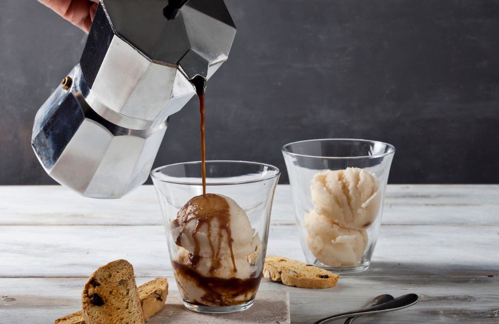 Un cafetera italiana para hacer un afogatto con helado de vanilla, un buena opción para tomar café en verano