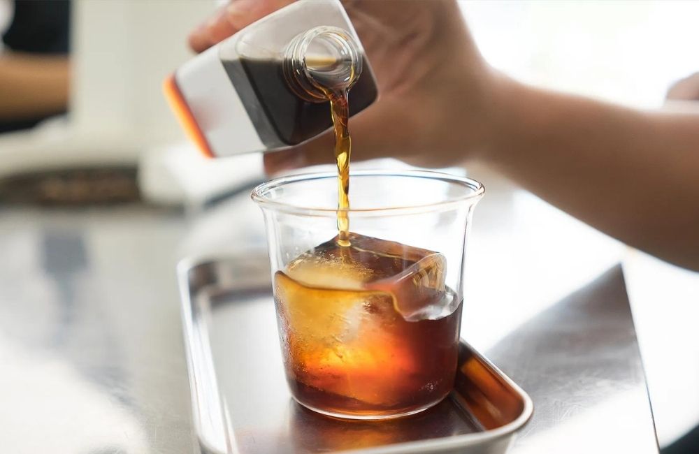 Servir café frío con hielo