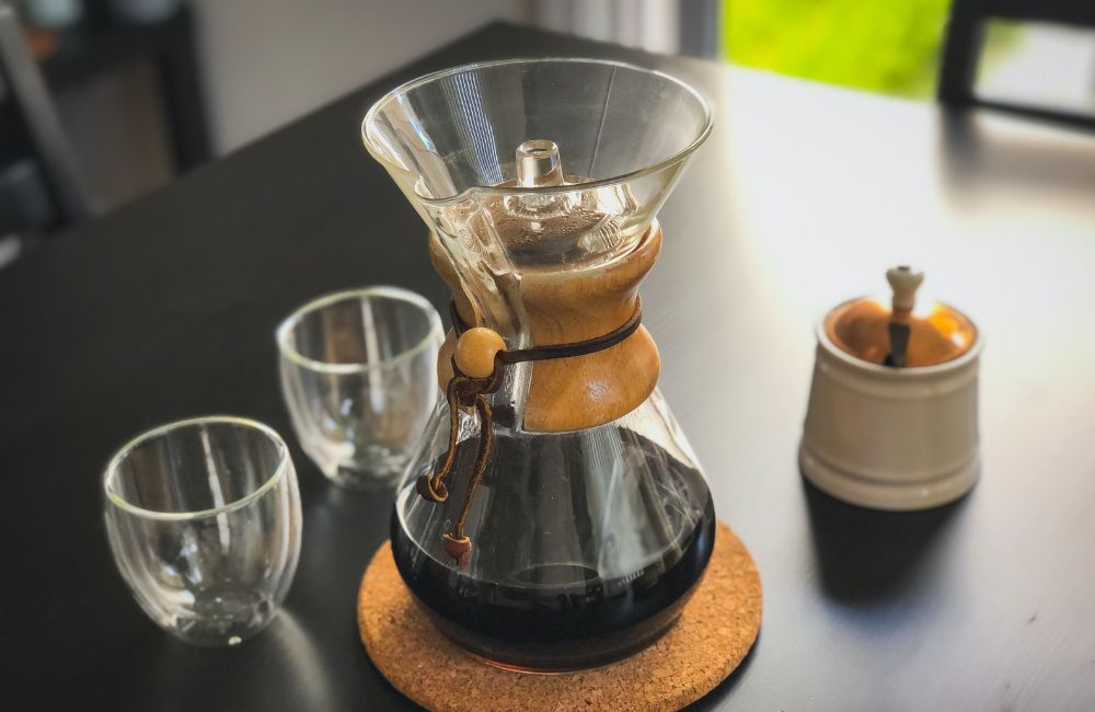 blog-ineffablecoffee-roasters-cafe-verde 04 Cafetera de filtro con café tostado como ejemplo de diferencia con el café verde