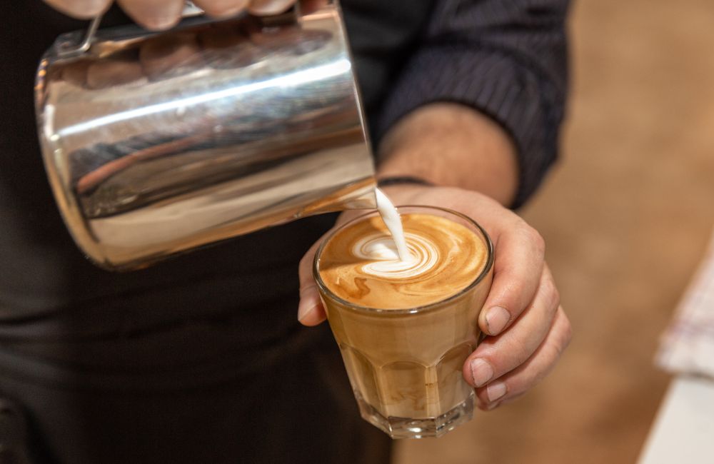 Café con leche Ineffable Coffee Una café con leche mientras se mezcla la leche y el café