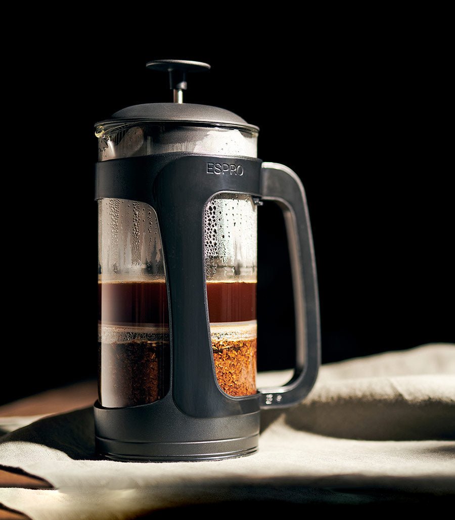 Café de especialidad preparado con la French Press de la marca ESPRO color negro modelo P3