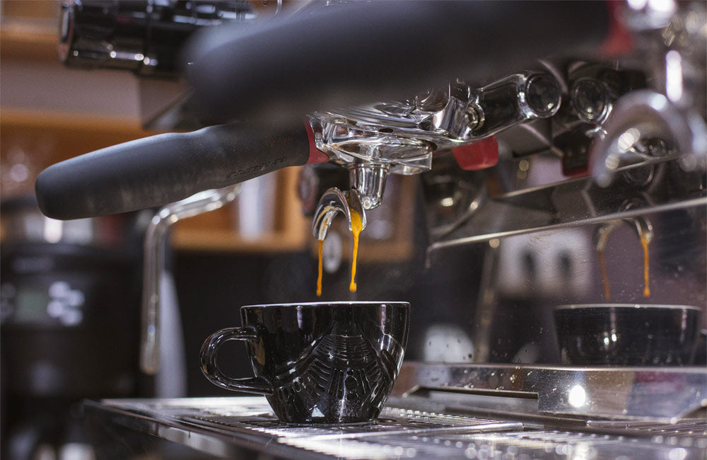 cafe-espresso-especialidad Cafetera espresso haciendo un café espresso de especialidad