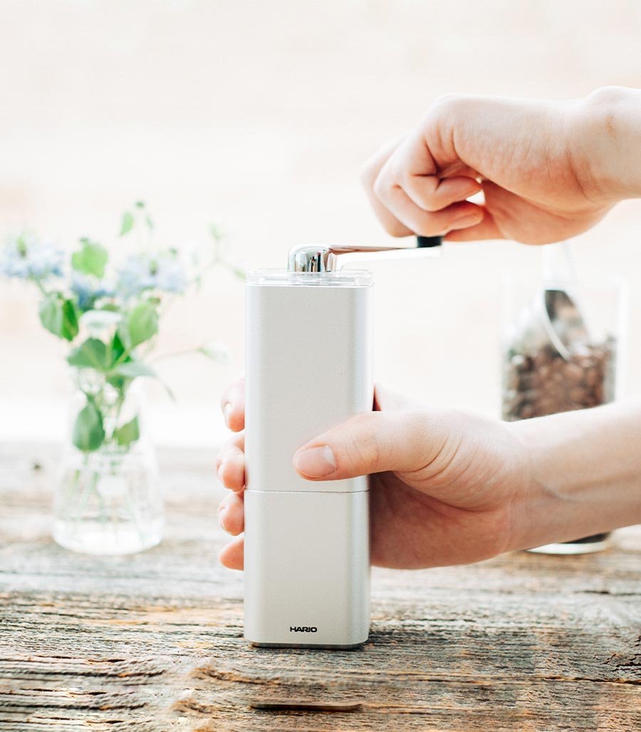 Moliendo café a mano con molinillo Hario Prism plateado