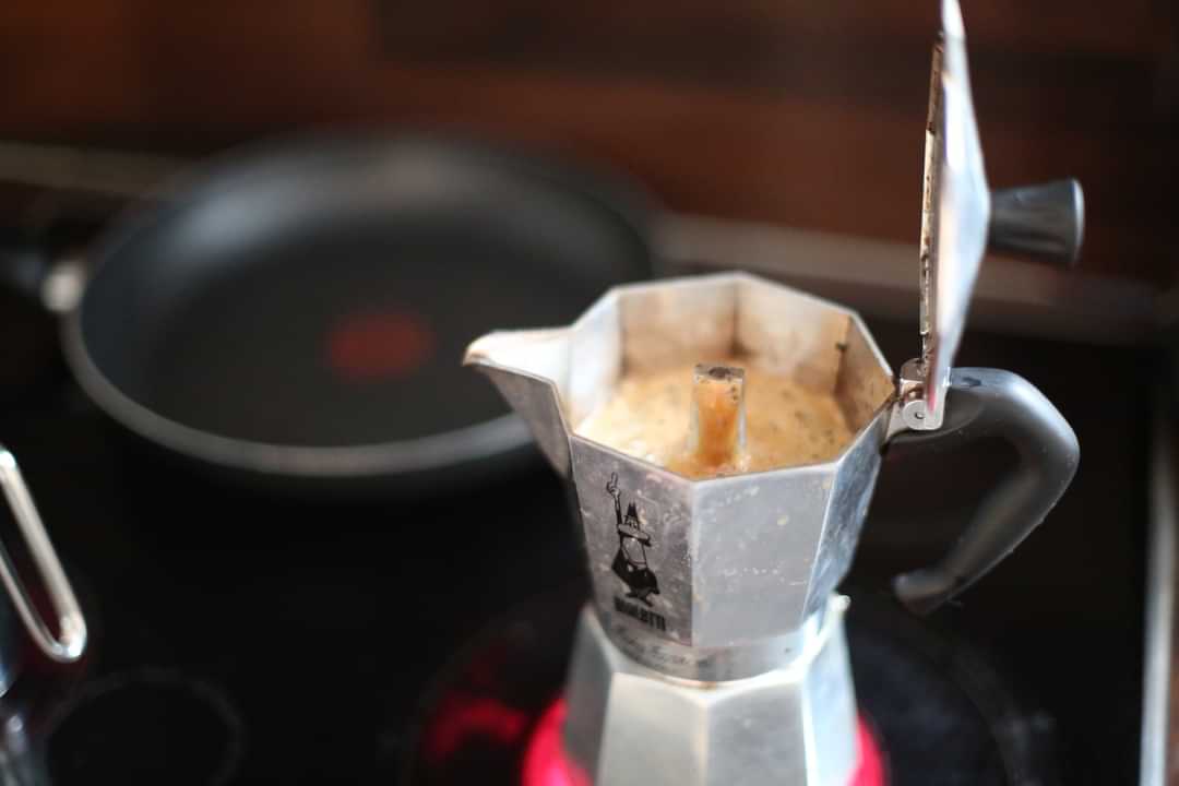 Cafetera italiana moka express saliendo