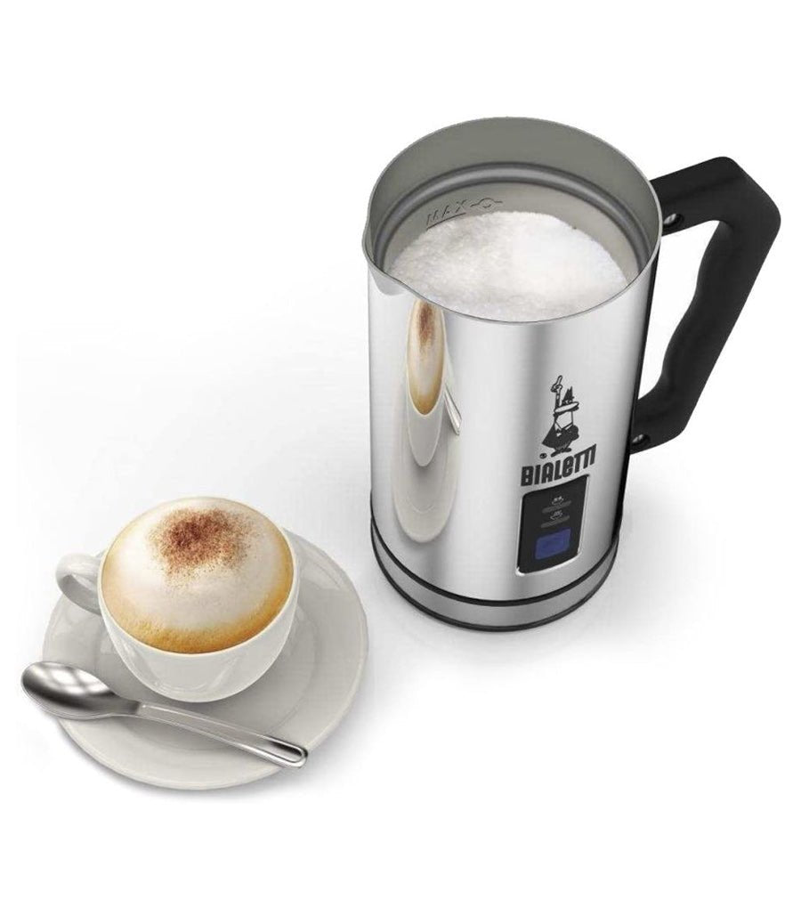 Café capuchino hecho con espumador de leche eléctrico de la marca Bialetti