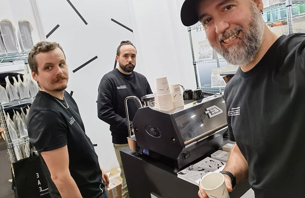 detalle-del-puesto-de-ineffable-coffee-en-el-coffee-fest-madrid-2024 Equipo Ineffable Coffee Roasters en el Madrid Coffee Fest