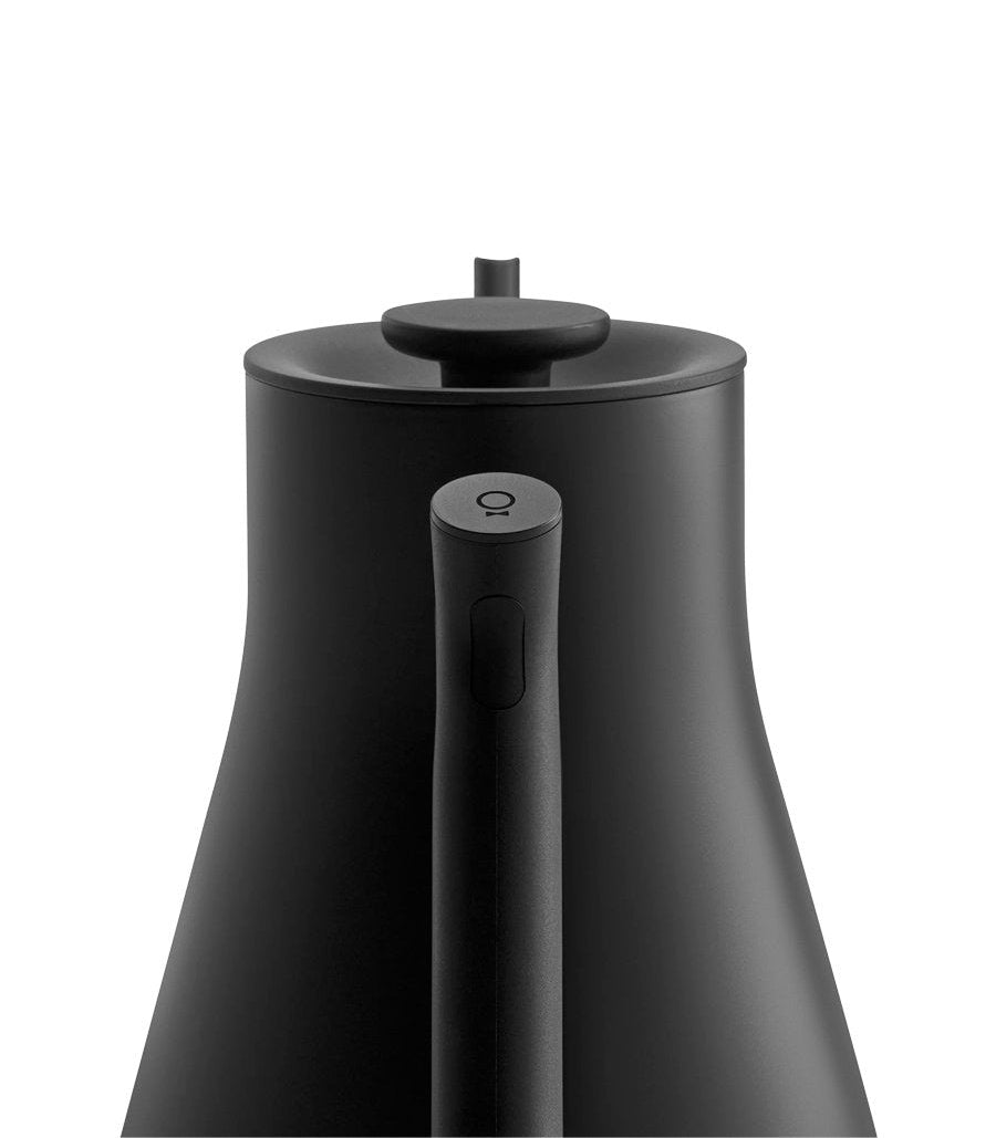 Detalle de hervidor eléctrico para café con cuello de cisne Fellow kettle Stagg EKG PRO color negro mate