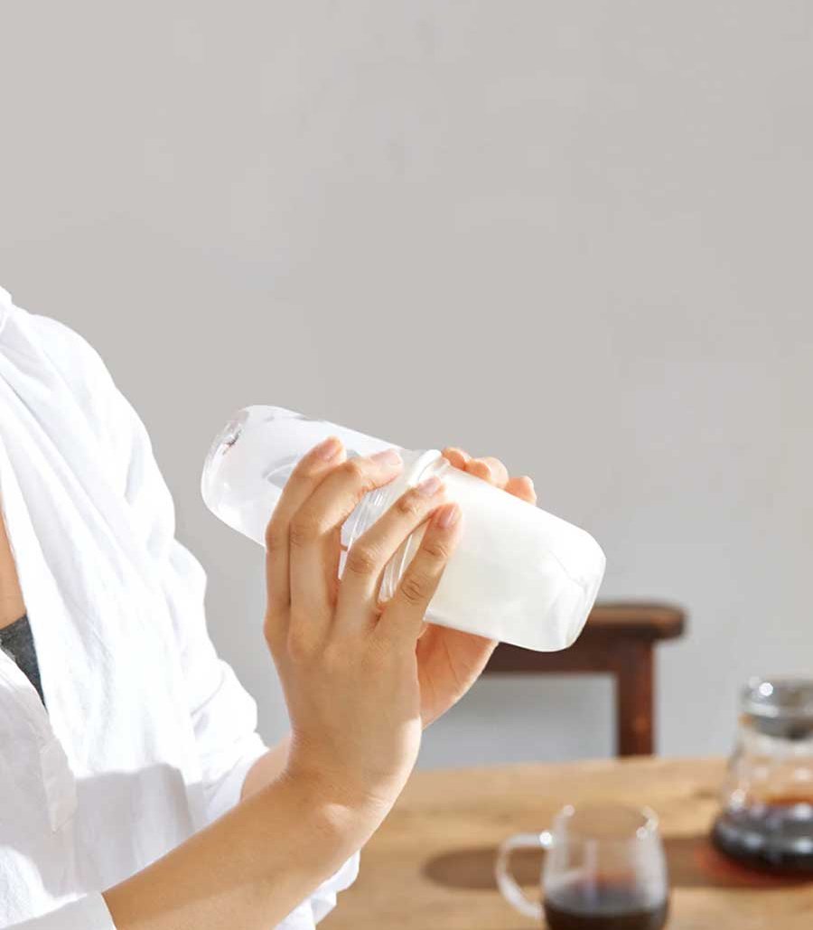 Espumando leche con Hario Latte Shaker