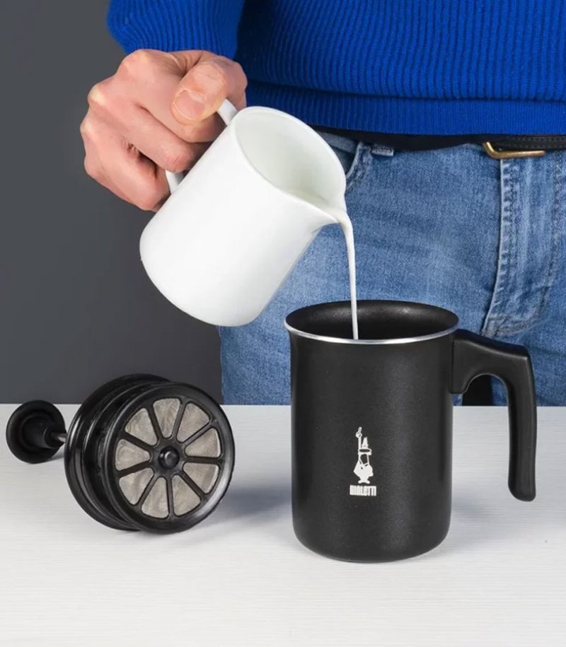 Haciendo espuma de leche con el espumador de leche manual de la marca Bialetti color negro