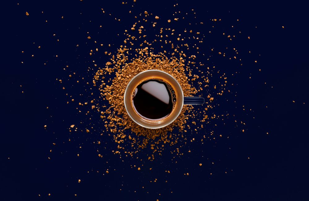 taza de café liofilizado hecha con granos alrededor