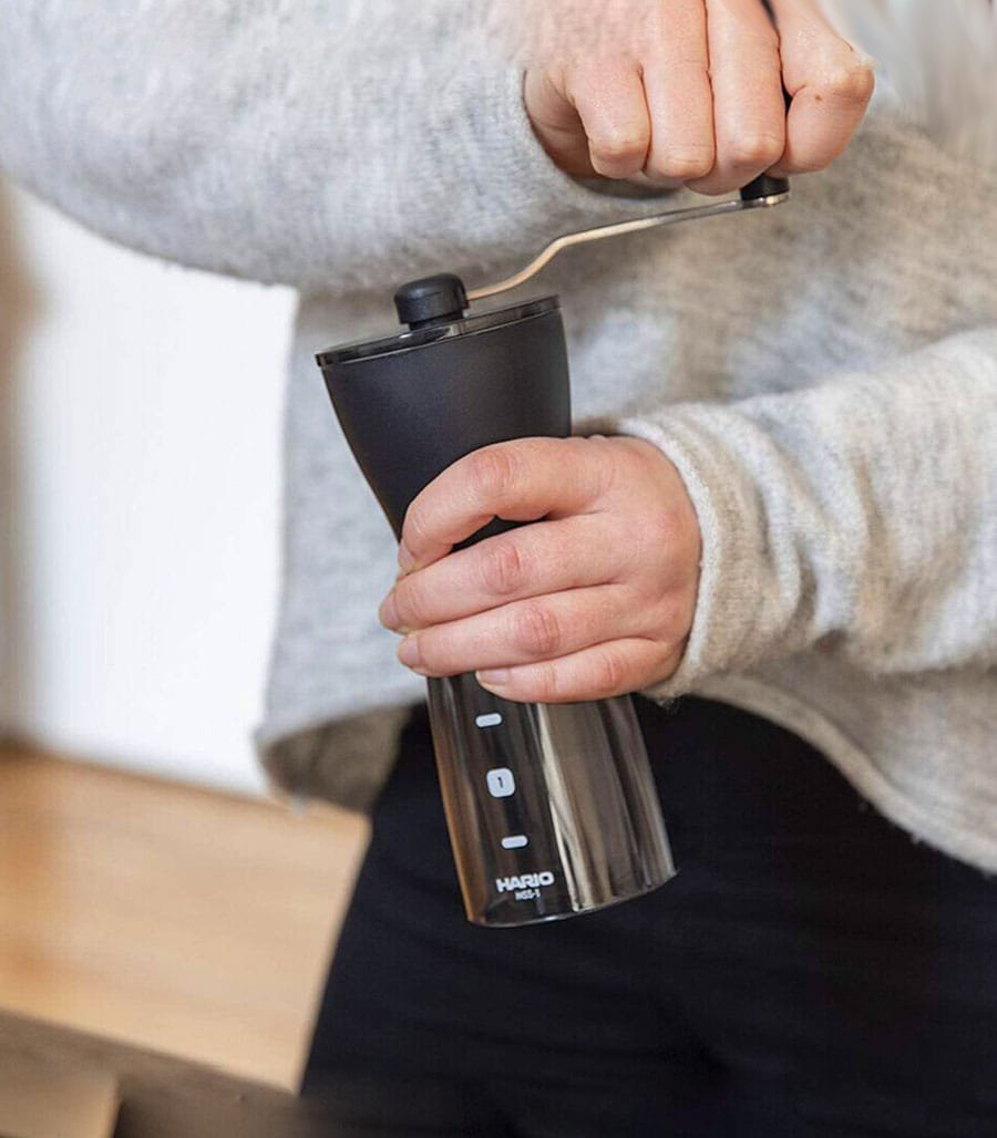 HARIO Mini Mill molinillo de café manual para café de especialidad. Nos brinda una molienda consistente gracias al diseño de sus muelas cónicas de cerámica.