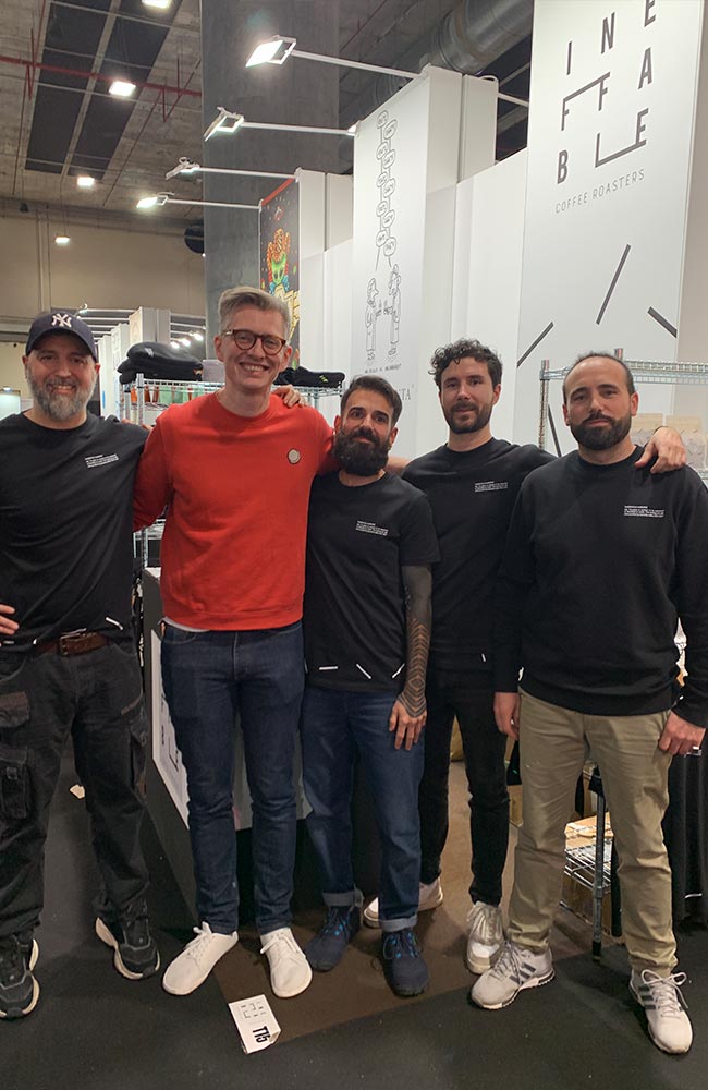 james-hoffman-junto-al-equipo-de-ineffable-coffee-roasters Foto grupal con James Hoffman y el equipo de Ineffable Coffee en el Coffee Fest Madrid 2024