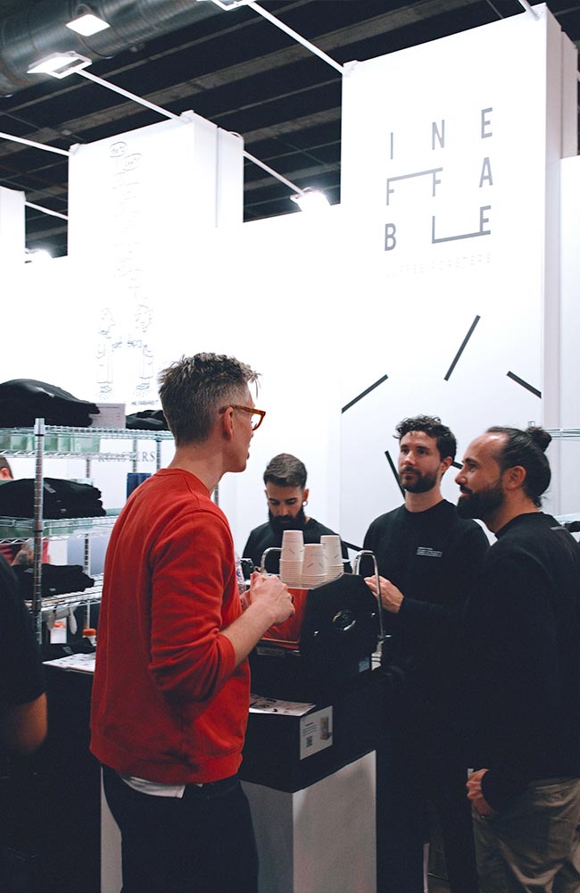 james-hoffman-visitando-el-stand-de-ineffable-coffee-roasters James Hoffman visitando el stand de Ineffable Coffee Roasters en el Madrid Coffee Fest