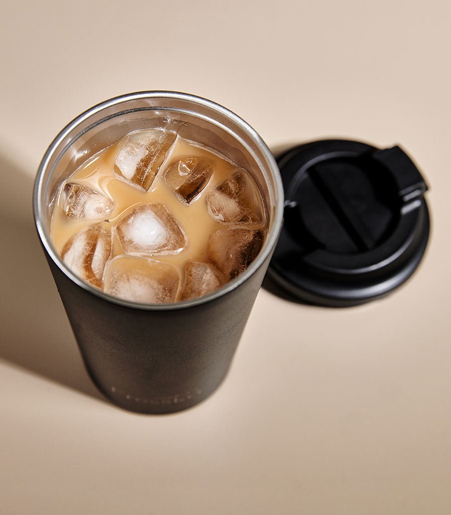 Taza de termo para café con café con hielo