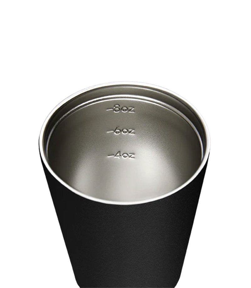 Vista interior de termo para café con marcas de capacidad